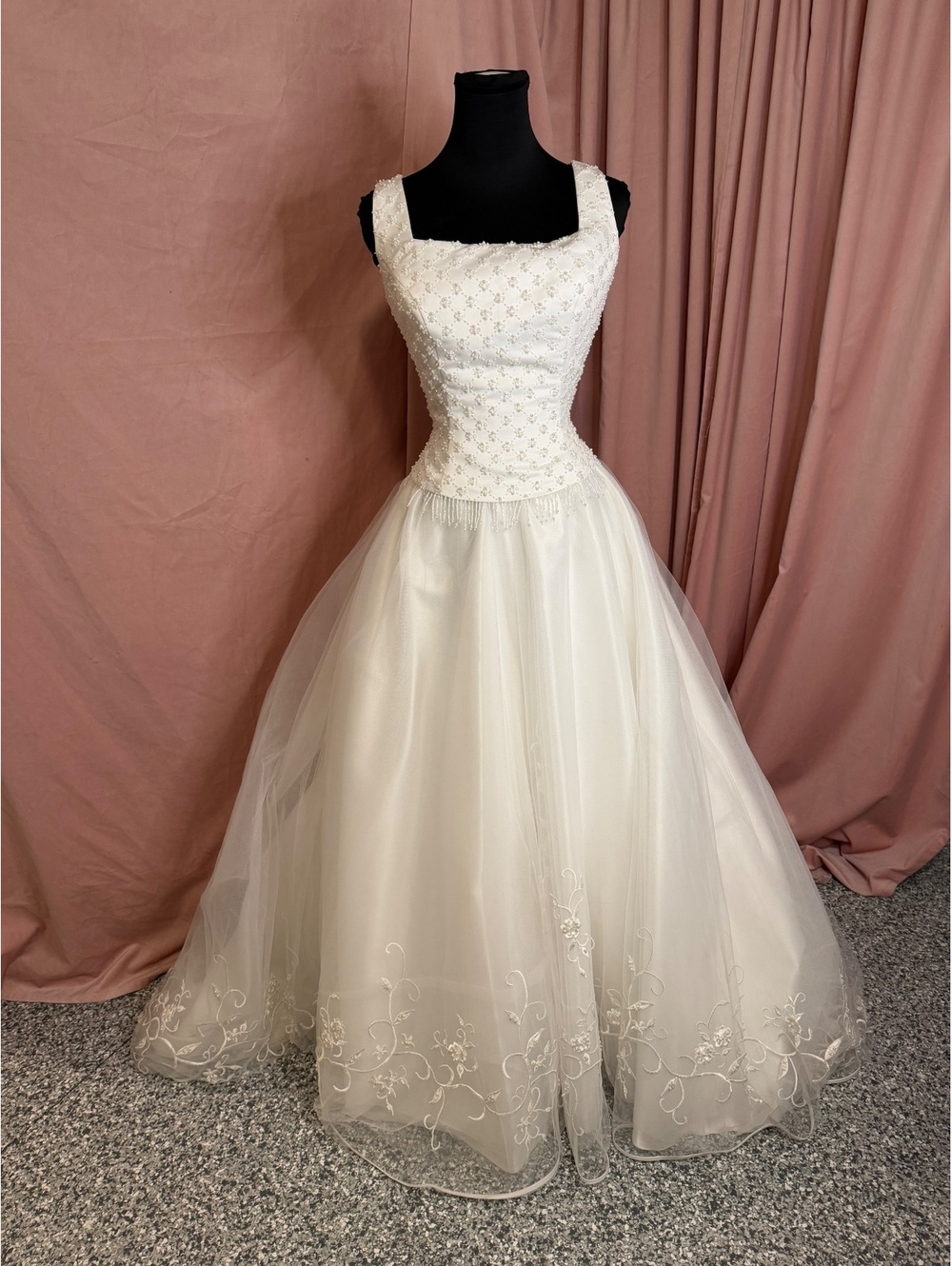 Elegant White Sleeveless Wedding Dress with Embroidered Bodice and Flowing Skirt